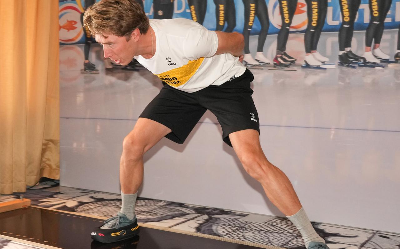 Jorrit Bergsma demonstreert de schaatsplanktraining. Jorrit Bergsma demonstreert de schaatsplanktraining.