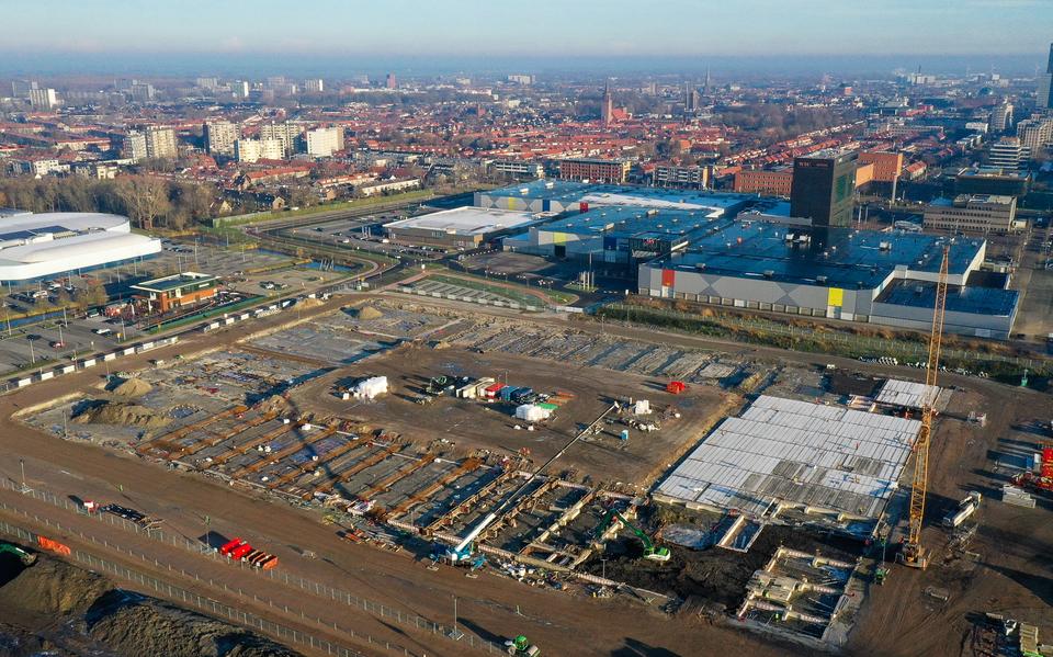 Het nieuwe stadion van Cambuur in aanbouw. De bouw heeft opnieuw vertraging opgelopen.