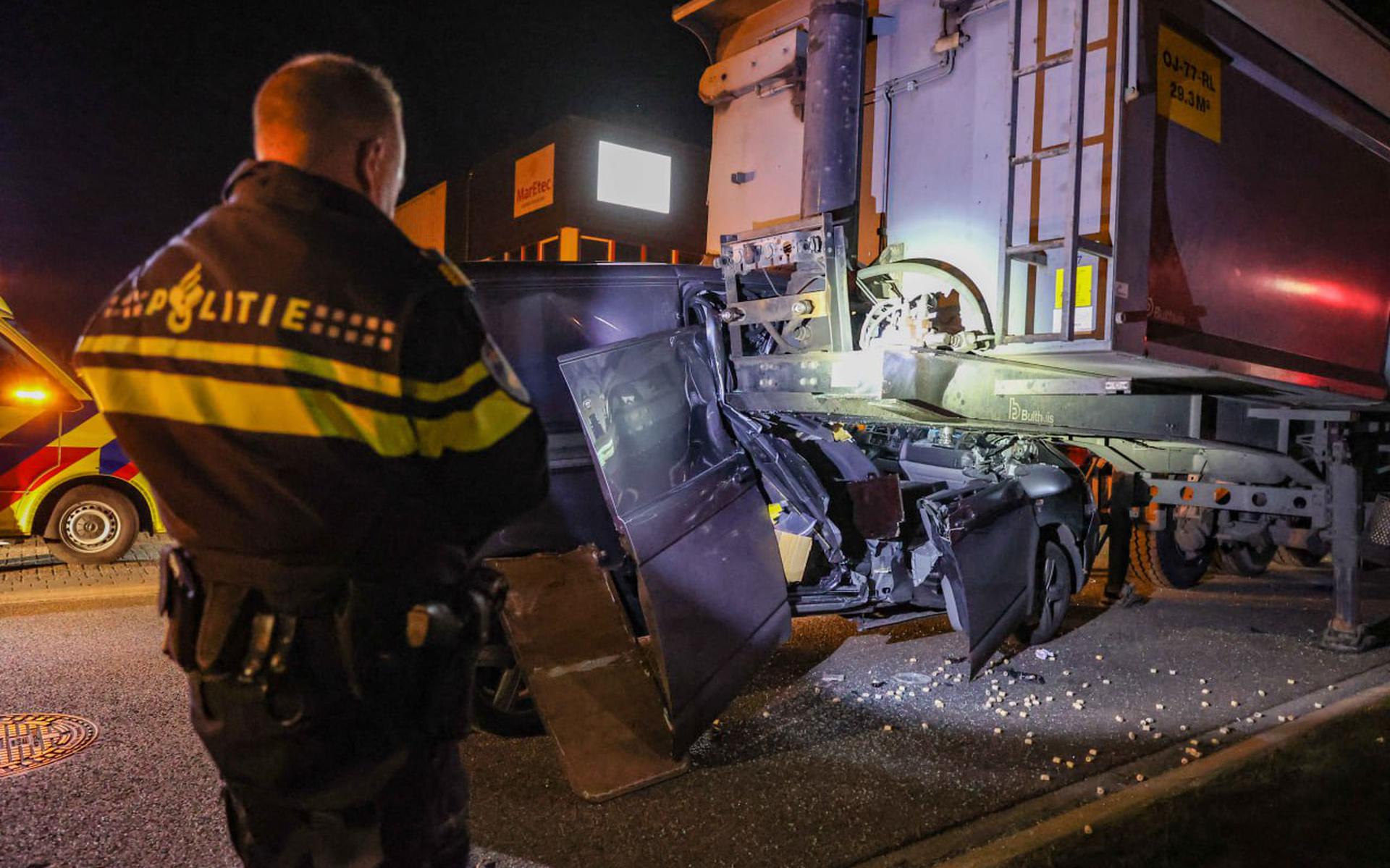 Bestelbus Knalt Op Stilstaande Vrachtwagentrailer In Joure - Leeuwarder ...