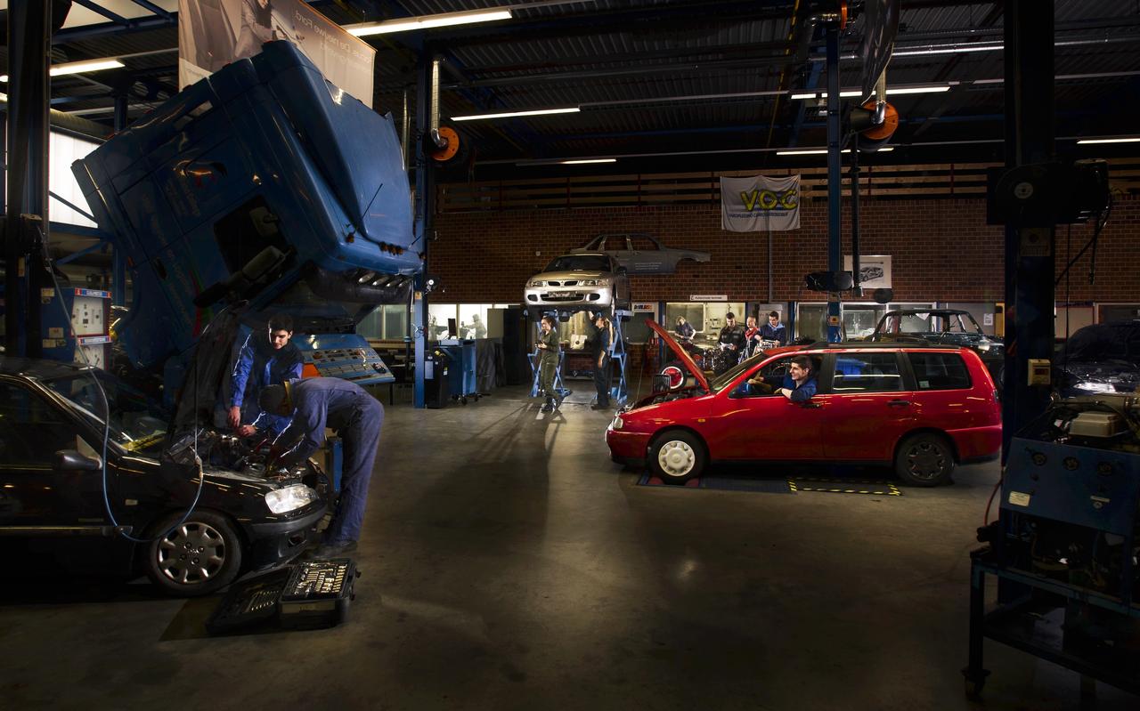 De opleiding autotechniek van het Friesland College in Heerenveen. Autotechniek is een van de opleidingen waarbij de eisen van bedrijven snel veranderen en waarvoor steeds nieuwe investeringen in technische apparatuur noodzakelijk is. De opleiding autotechniek van het Friesland College in Heerenveen. Autotechniek is een van de opleidingen waarbij de eisen van bedrijven snel veranderen en waarvoor steeds nieuwe investeringen in technische apparatuur noodzakelijk is.