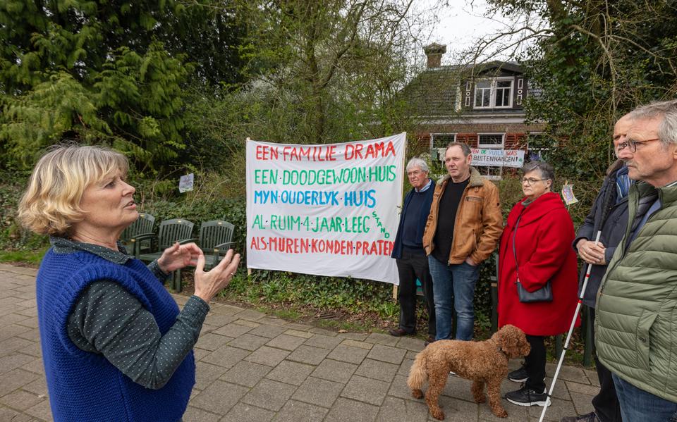 Henriette le Roy, dochter van tuinarchitect Louis le Roy, houdt met enkele anderen een vreedzaam protest bij het huis van haar overleden ouders in Oranjewoud. 