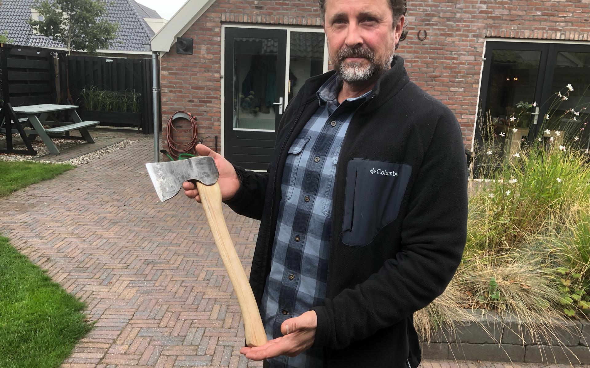 Chris Heine uit Noordwolde leert in Langedijke hoe je de perfecte bijl maakt