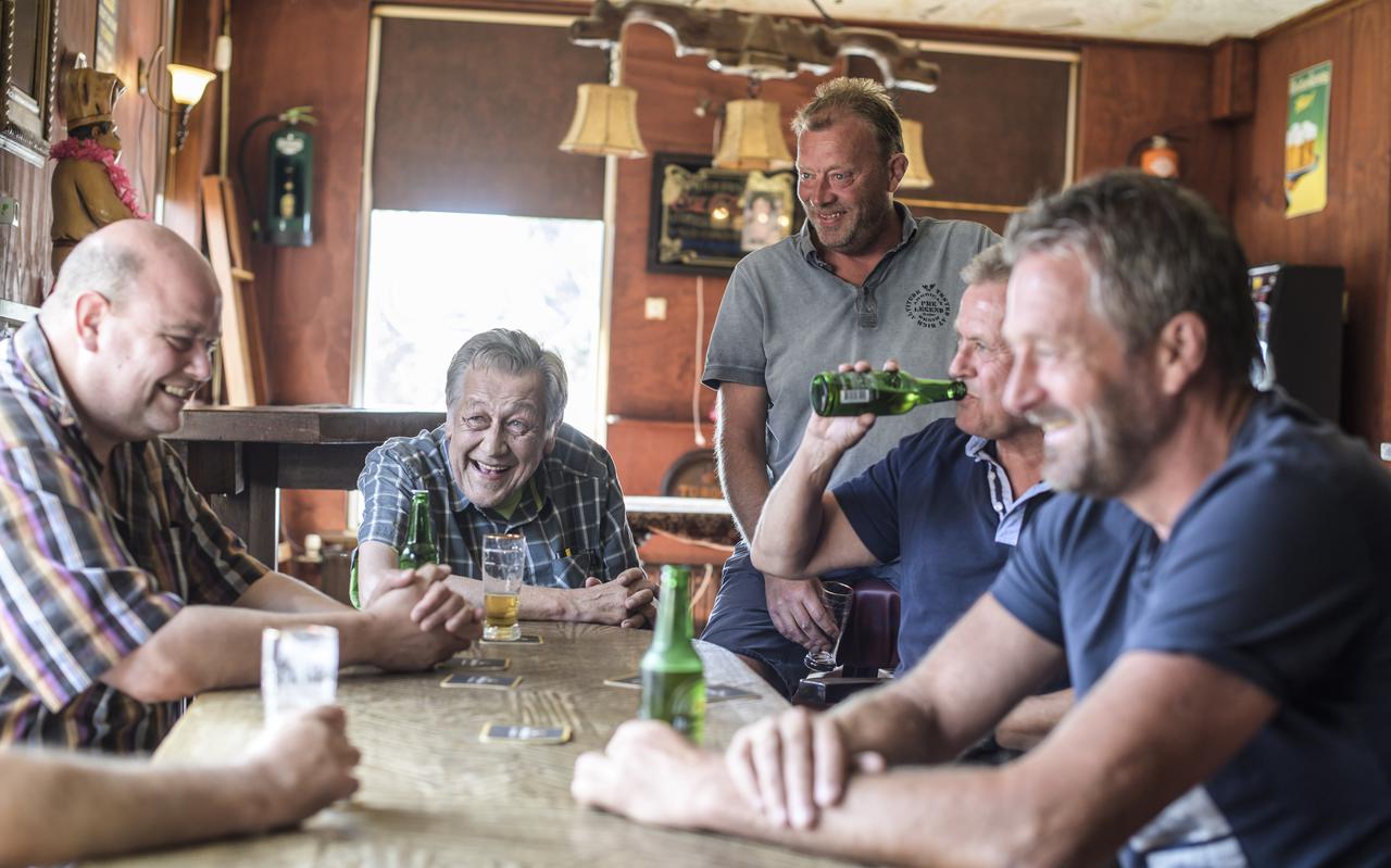 Stamtoavellegende Jaap Bijmolt (76) tapt nog altijd graag Friezenmoppen in zijn stamkroeg, café De Zon in Wagenborgen.