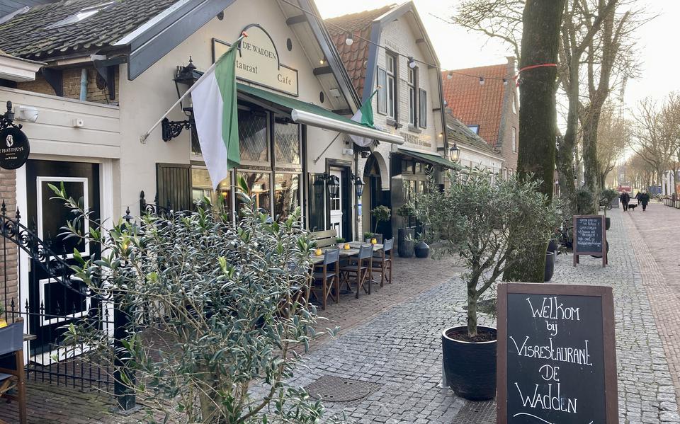 De feestlocatie voor de Koningsdagactiviteiten op Vlieland is de Dorpsstraat voor Hotel De Wadden. 