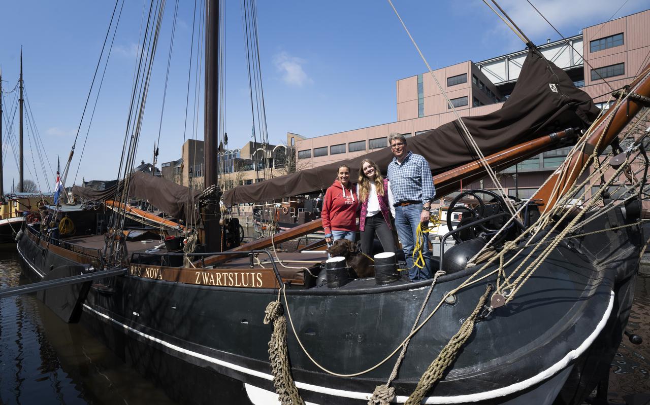 Derk Jan Lange en Nynke Bruins met hun dochter Janneke op hun schip aan de Willemskade. Derk Jan Lange en Nynke Bruins met hun dochter Janneke op hun schip aan de Willemskade.