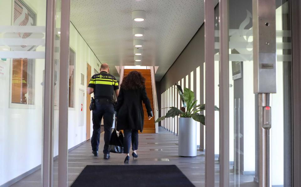 Mirka Antolovic doet aangifte bij het politiebureau aan de Holstmeerweg in Leeuwarden.\