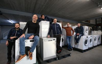 De mannen van Wasgoed.com in Leeuwarden. Van links naar rechts: Alaa Jammal, Joost Vereecken, (liggend op de machine) Karst Ferkranus, Michael van de Meulen, Hans Zijlstra, Tjalling Graafsma.