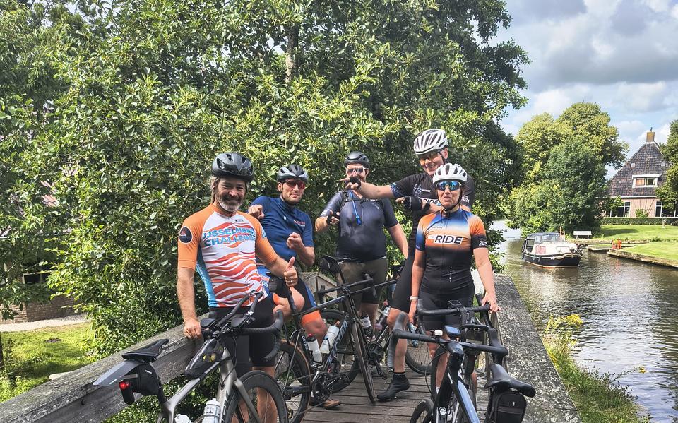 Een paar fietsvrienden namen Eltjo Bazen zondag op sleeptouw.