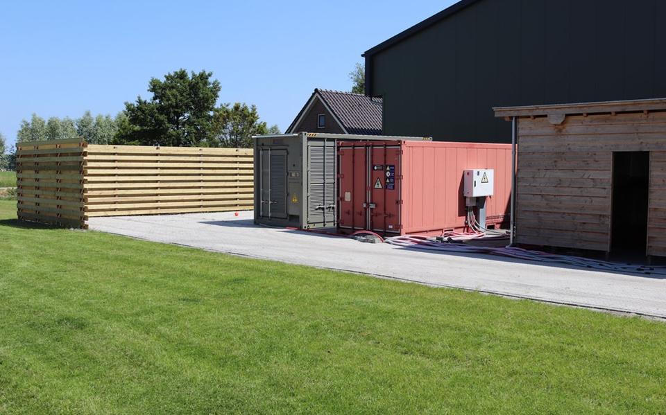 Het systeem is al in werking bij een bollenboer in Noord-Holland. In de containers zitten de batterijen. 