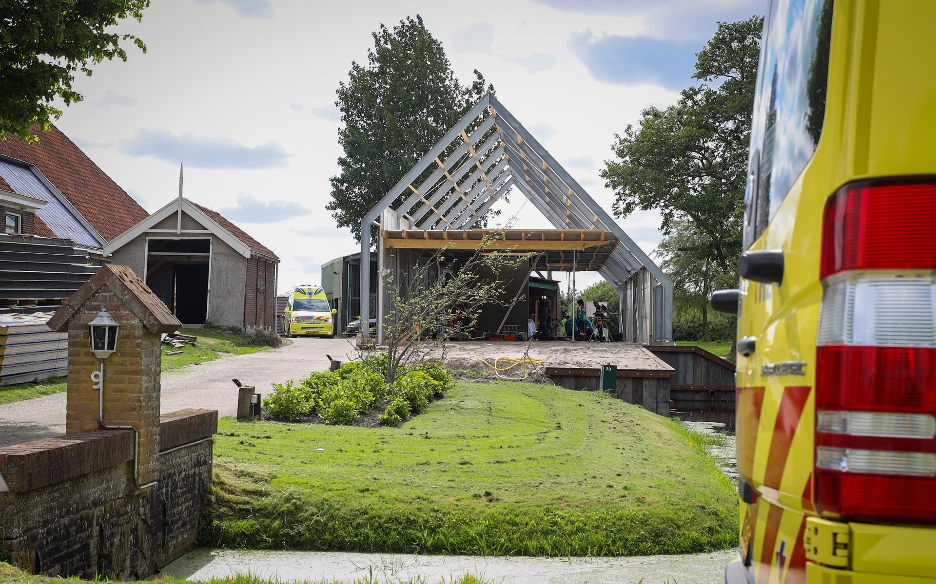 Man valt naar beneden bij bouw schuur in Akmarijp