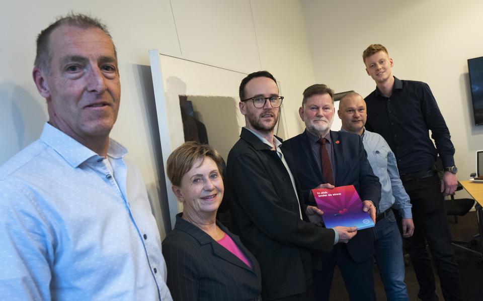 Een rijtje rond het rapport - van links naar rechts Ronald Hoekstra, Minke van der Haak (Reduzum), landschapsarchitect Jorrit Noordhuizen, gedeputeerde Klaas Fokkinga, Durk Grouwstra (Koudum) en Jelle Spoelstra (Reduzum)