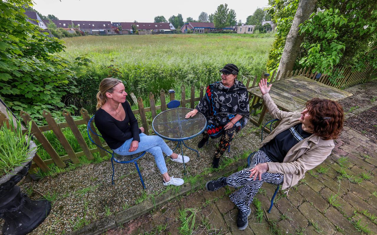 Wanda Visscher, Kitty Hagen en Pietje Visser-Woudstra zijn tegen het plan voor achttien woningen dat op het lege veld moet komen.