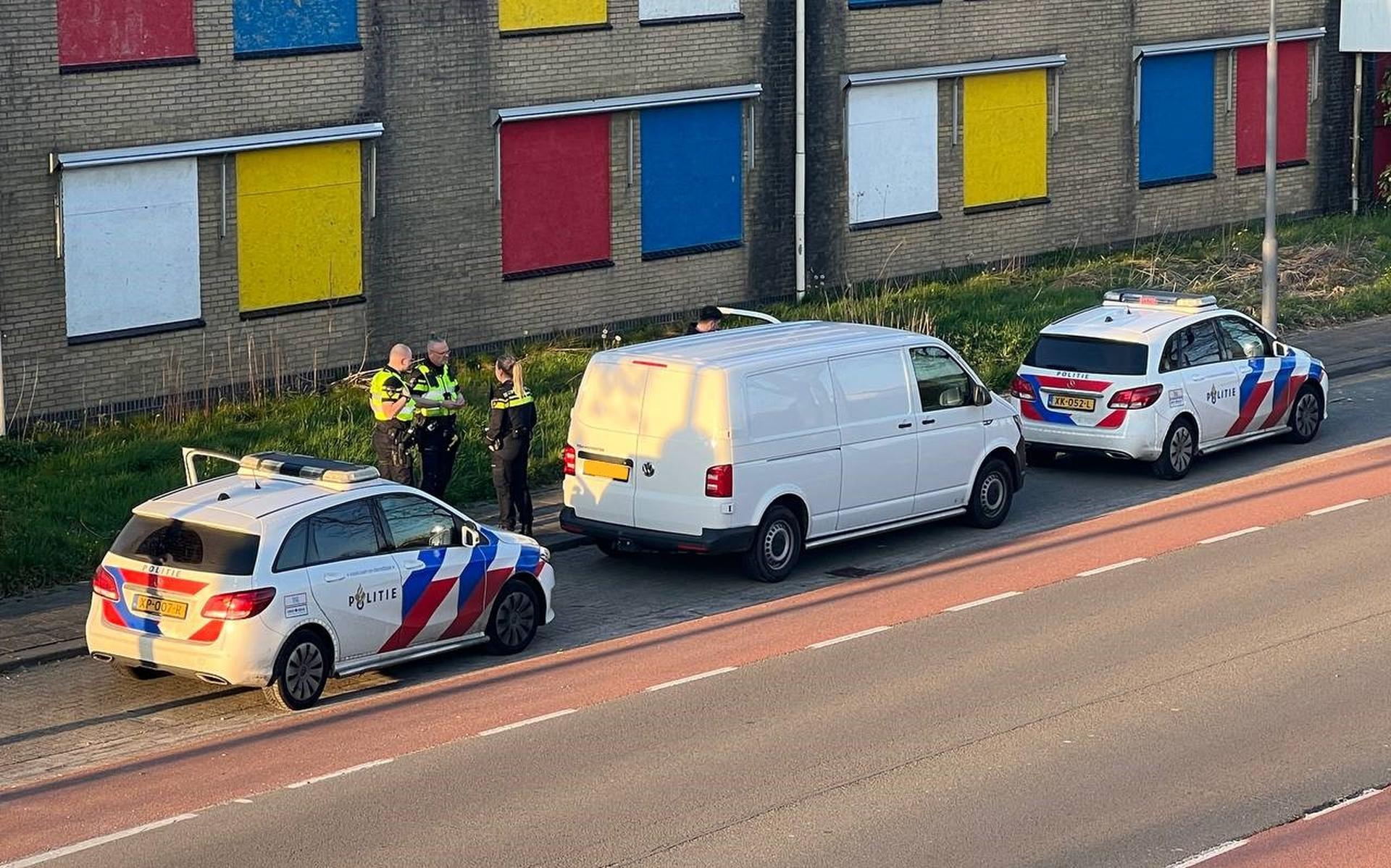 De bestuurder van een bestelbusje is maandagavond voor de derde keer betrapt op het rijden zonder rijbewijs.