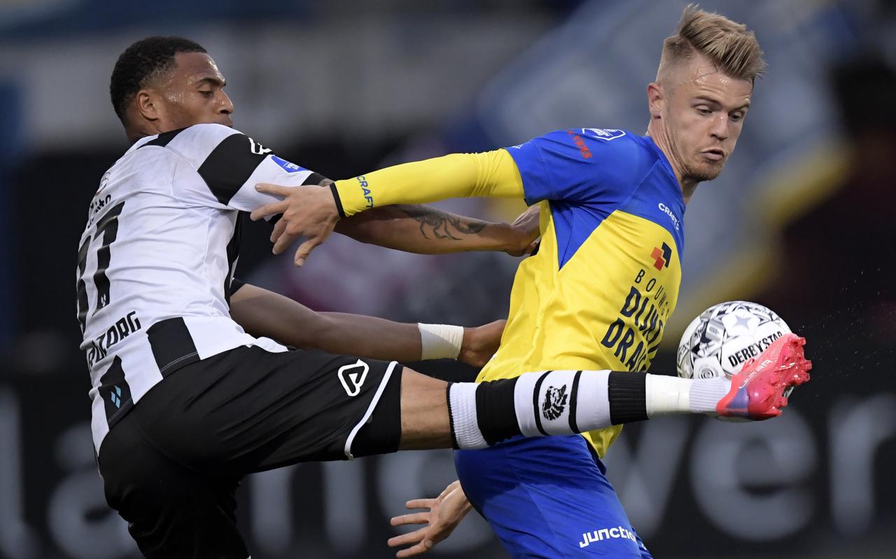 Jamie Jacobs houdt Delano Burgzorg (Heracles) van de bal. Jamie Jacobs houdt Delano Burgzorg (Heracles) van de bal.