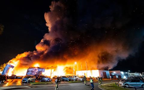 Grote brand bij autobedrijven in Surhuisterveen, medio augustus. 