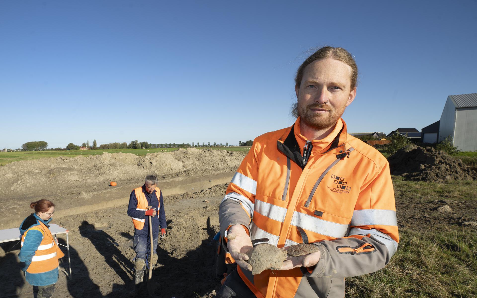 Archeologen Graven Bij Menaam De Bodem Zit Er Tjokvol Scherven En