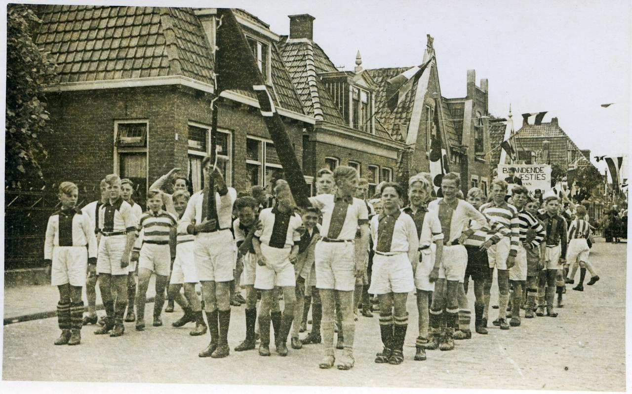 Bevrijdingsoptocht met de Amsterdamse voetballertjes op de Herenwal in Heerenveen, op 15 april 1945. Bevrijdingsoptocht met de Amsterdamse voetballertjes op de Herenwal in Heerenveen, op 15 april 1945.