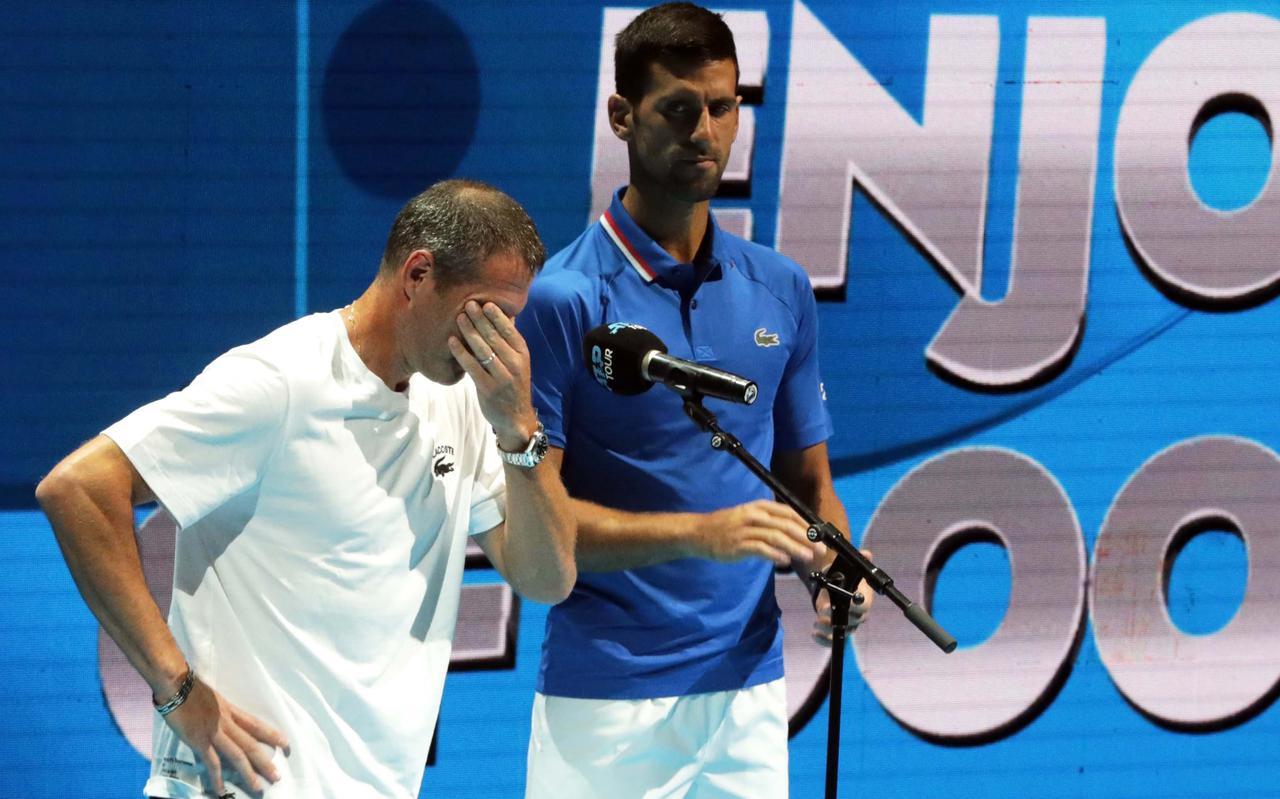 Jonathan Erlich (l) heeft het geprobeerd, maar moet melden dat hij zijn afscheidswedstrijd met Novak Djokovic, tegen Sander Arends en Bart Stevens, niet kan spelen. 