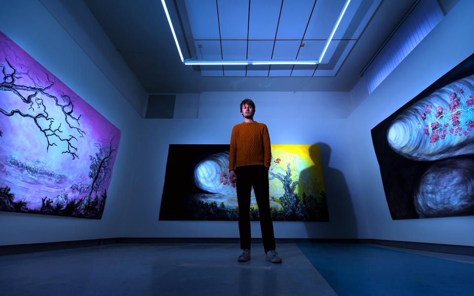 Kunstenaar Alle Jong temidden van zijn werk in de solo-expositie OER. Foto: Niels de Vries