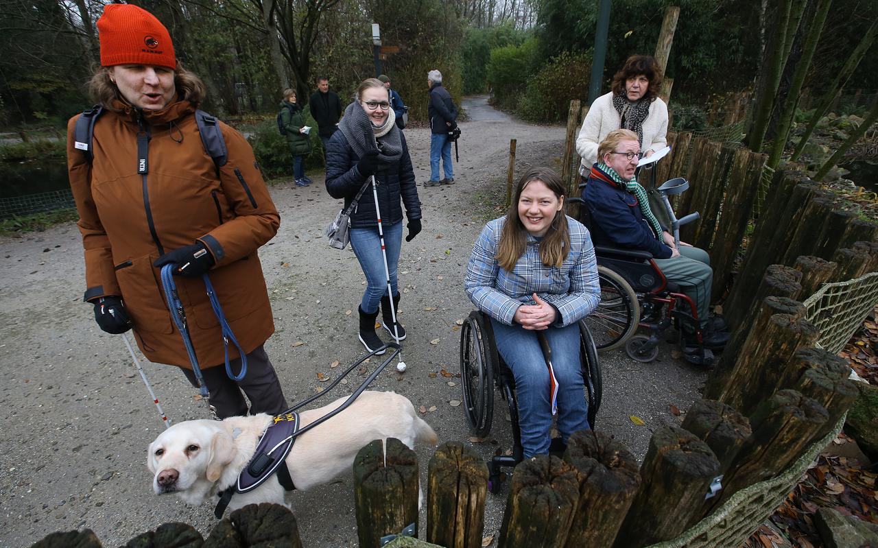 Het Friese Rebellenteam op bezoek in Aqua Zoo. Over sommige hekjes kunnen mensen in een rolstoel amper heenkijken, stellen Lisa van der Heide en Theo Regterschot vast. Links, met hulphond, Patricia Vianen en daarnaast de slechtziende Gwenda Wiersma.