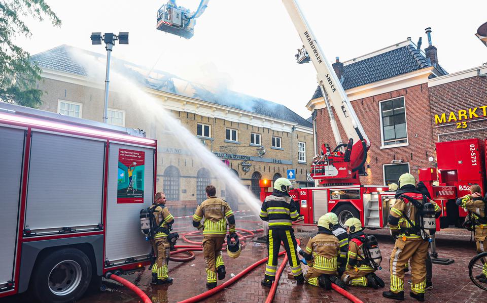 Een grote brand in het centrum van Sneek heeft Club 1841 voor een groot deel verwoest.