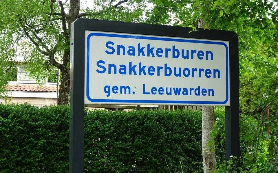 Het plaatsnaambord van Snakkerburen. Officieel is het een buurtschap, hoewel het meestal als dorp wordt ervaren.