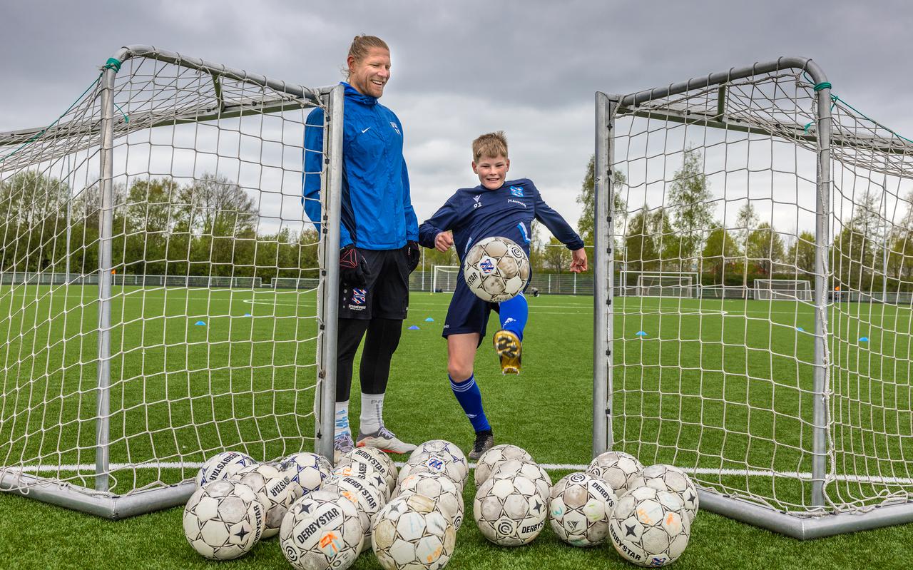 Oud-voetbalprof Niklas Tarvajärvi (40) en zijn zoon Niilo (13) op Sportpark Skoatterwâld in Heerenveen.