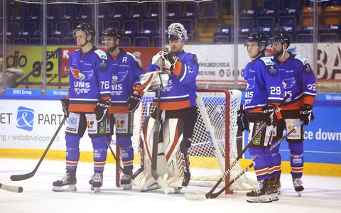 De spelers van Unis Flyers balen na de nederlaag - vorige week - tegen Den Haag.