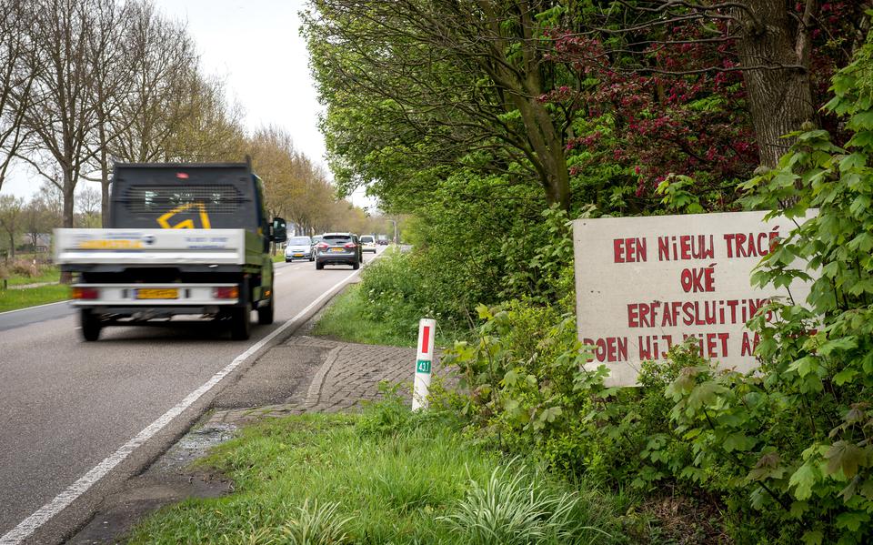 De provinciale weg N358 wordt verder aangepakt voor de verkeersveiligheid. Op de foto de Skieding bij Surhuisterveen. 