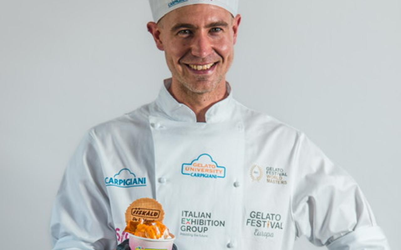 IJsmaker Marten Riedstra uit Lemmer. IJsmaker Marten Riedstra uit Lemmer.