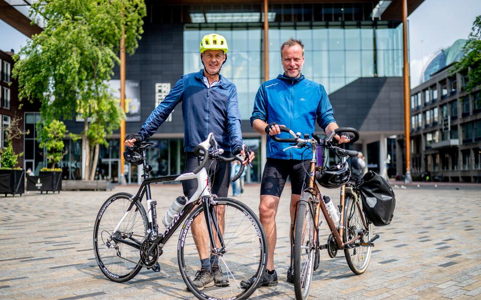 Gerrit Noordenbos heeft ALS en fietste de Elfstedentocht samen met Gerard Mintjes (rechts).