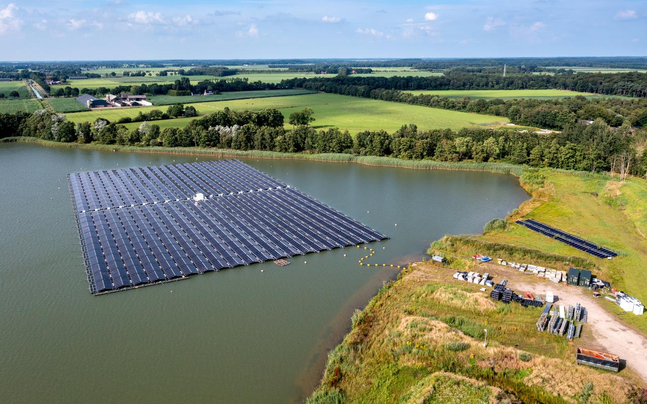 Het drijvende zonnepark van Groenleven in de zandput van Oenema in de Weperpolder tussen Oosterwolde en Veenhuizen. Het drijvende zonnepark van Groenleven in de zandput van Oenema in de Weperpolder tussen Oosterwolde en Veenhuizen.