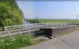 De Weidumerhoutbrug voor voetgangers en fietsers bij Weidum wordt de komende maanden vervangen.