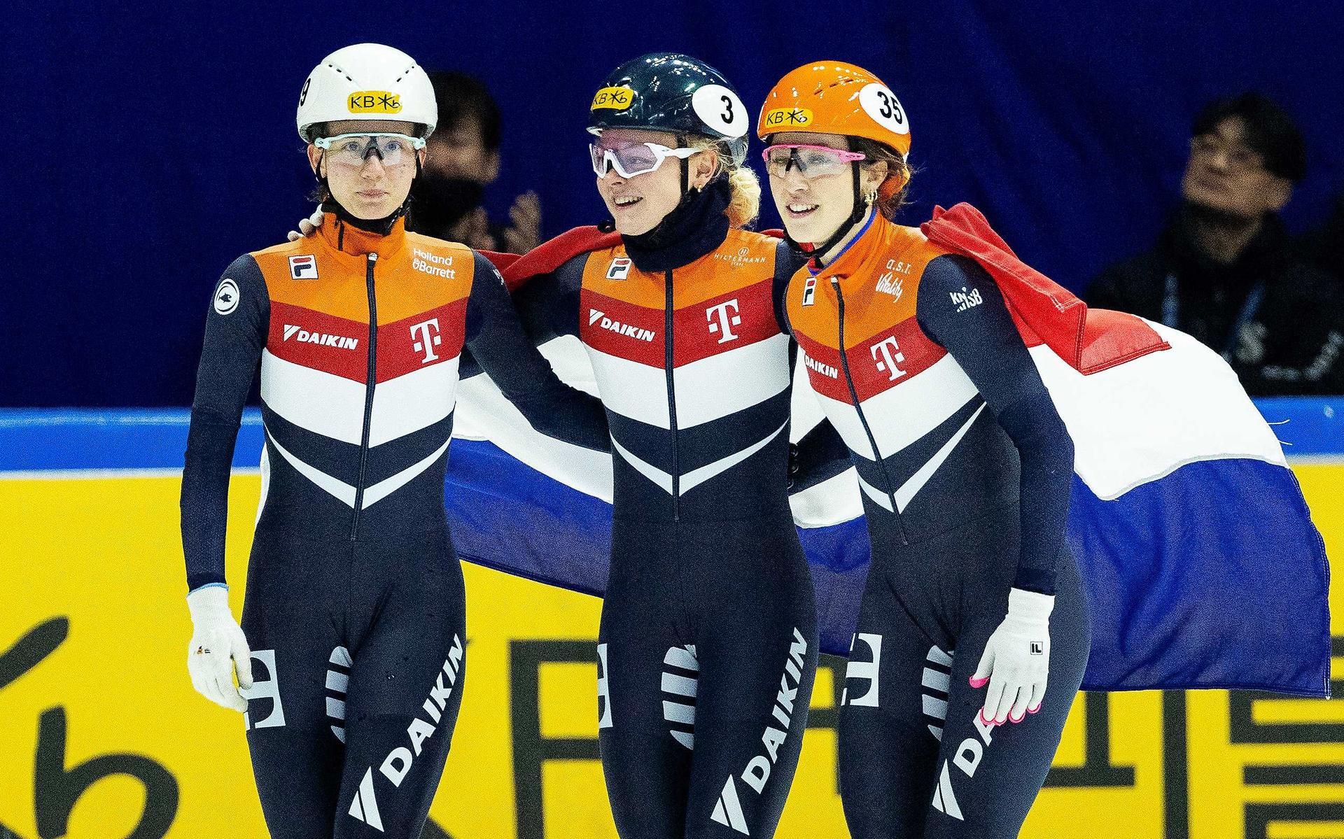 V.l.nr. Selma Poutsma, Xandra Velzeboer, Suzanne Schulting in actie tijdens op de finale op de 500 meter tijdens het WK Shorttrack in Zuid-Korea.