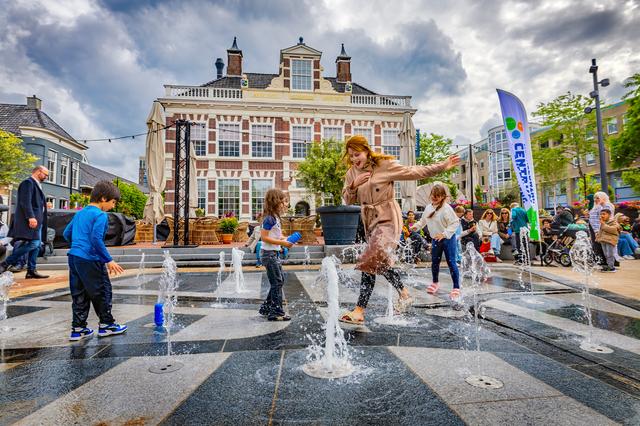 Nieuwe fonteinen direct een hit op vernieuwd Gemeenteplein in Heerenveen. ‘Mooi pleintje’