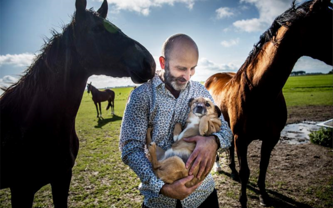 Dirk-Jan Verdonk, directeur van World Animal Protection, op de foto met hond Okie.