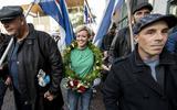 Jenny Douwes wordt op het Zaailand gehuldigd door aanhangers, na afloop van de eerste rechtszaak tegen de blokkeerfriezen. FOTO LC