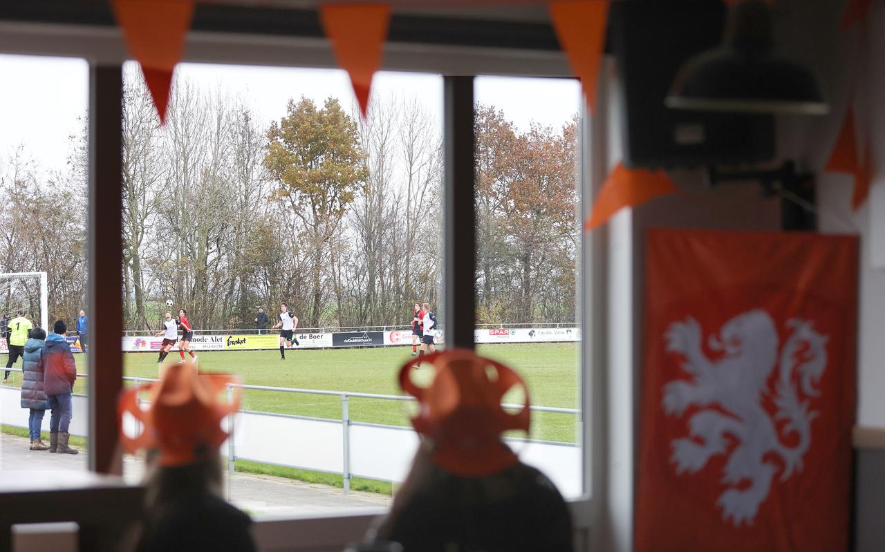 Sfeerbeeld uit Delfstrahuizen-Foarut (zaterdag 4A). Vanwege Oranje trapten de ploegen eerder af, maar scoorden niet. LC-voorspeller Simon Smink voorzag 2-1. Hij viel zaterdag overigens in bij NOK en verzorgde in het duel met Blokzijl, vanaf een 1-1 stand, drie assists in 25 minuten: 4-1. Sfeerbeeld uit Delfstrahuizen-Foarut (zaterdag 4A). Vanwege Oranje trapten de ploegen eerder af, maar scoorden niet. LC-voorspeller Simon Smink voorzag 2-1. Hij viel zaterdag overigens in bij NOK en verzorgde in het duel met Blokzijl, vanaf een 1-1 stand, drie assists in 25 minuten: 4-1.