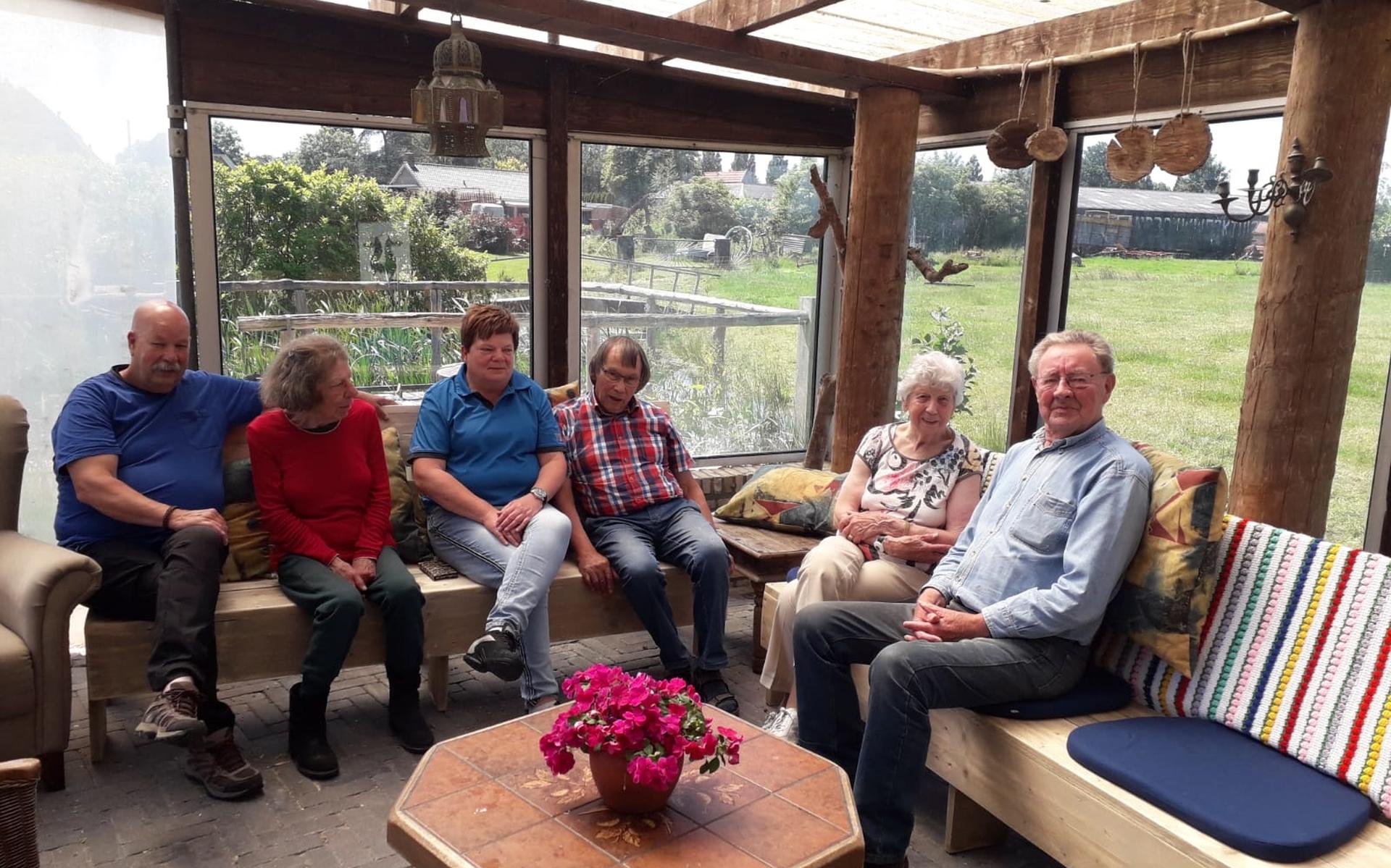 Zorgboerderij BoerenBlij krijgt houten banken cadeau