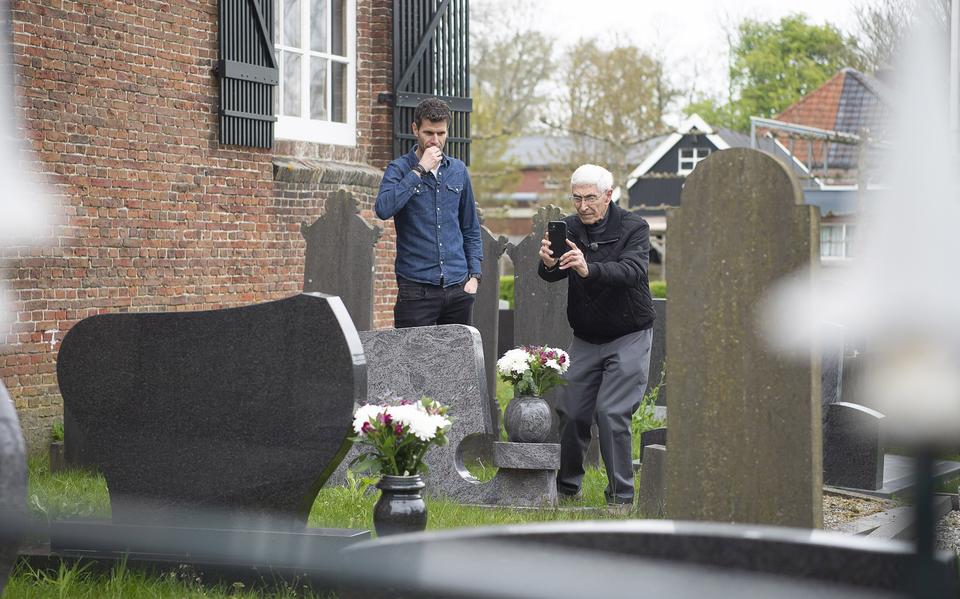 Harry Davids keert terug naar Engwierum, waar hij als Joods kind zat ondergedoken. Thomas Sijtsma, achterkleinzoon van de onderduikouders, schreef er een boek over en is erbij. FOTO MARCEL VAN KAMMEN