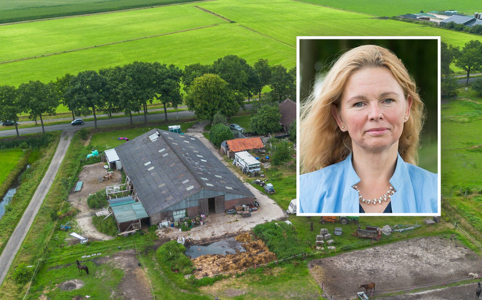 De woning aan de Weperpolder in Oosterwolde waar 72 verwaarloosde honden zijn aangetroffen. Inzet: Nienke Endenburg.