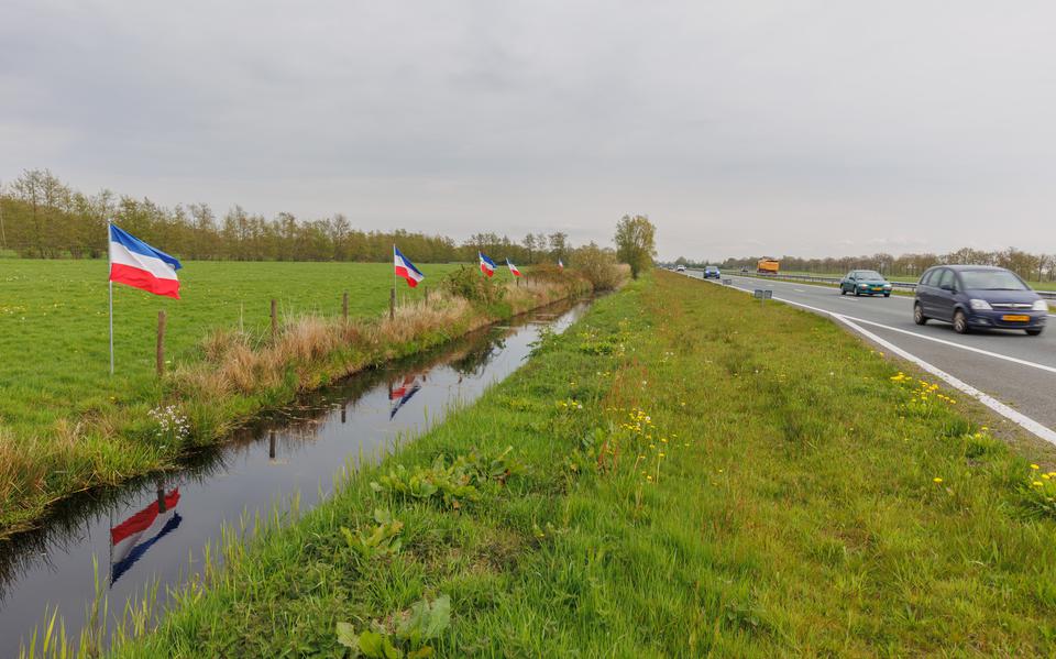 De omgekeerde vlaggen in het land van Wiebe langs de Wâldwei bij Garyp, maandagmiddag. 