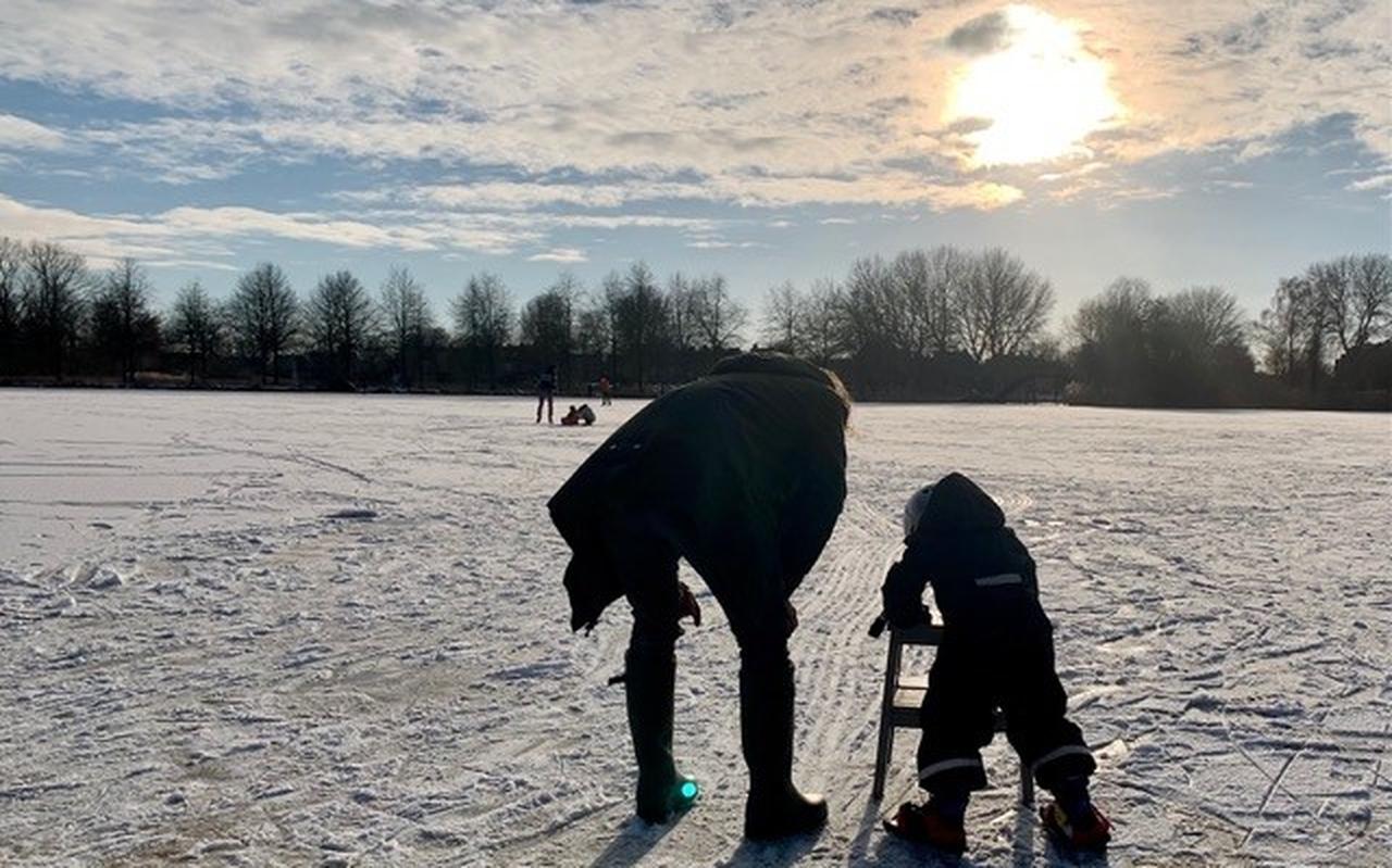 Jeroen Poos en zoontje Faas (4) op het ijs in de buurt van de Grote Wielen. Jeroen Poos en zoontje Faas (4) op het ijs in de buurt van de Grote Wielen.