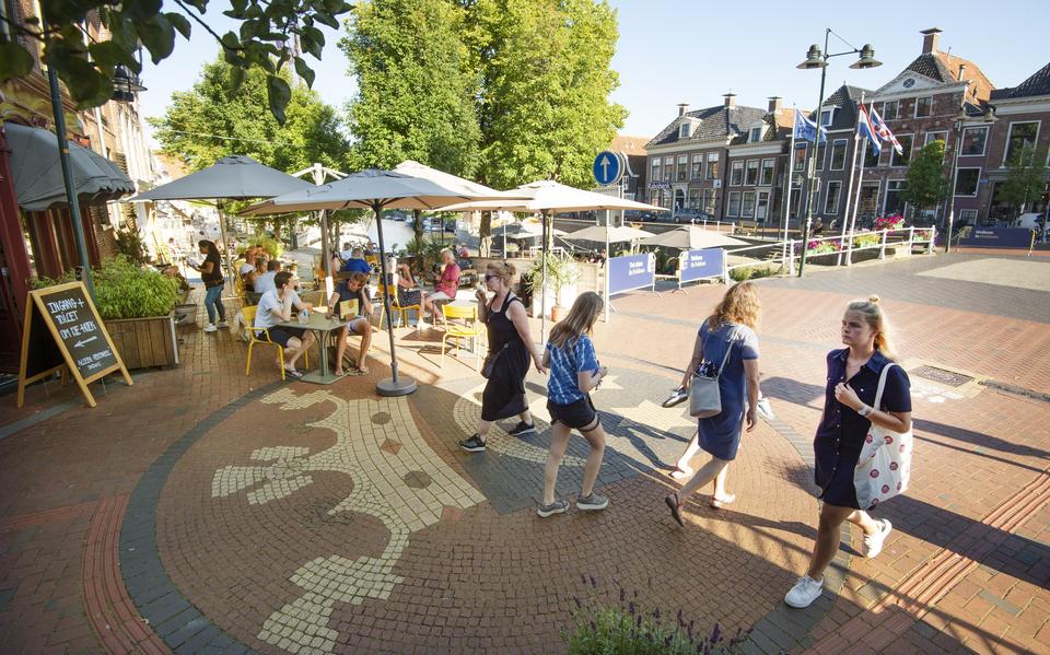 Mensen zitten op het terras in Dokkum, in 2020.
