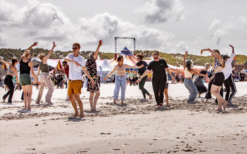 Anders dan vorig jaar, toen het festivalterrein uren ontruimd moest worden, hield het weer zich tijdens deze editie van MadNes op Ameland prima, een paar druppen op de zaterdagavond daargelaten.