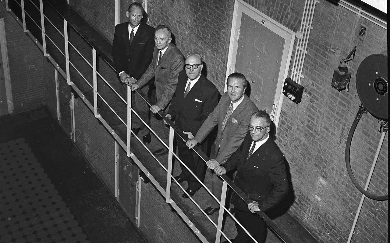 Vijf betrokkenen bij de Overval op de Leeuwarder gevangenis, tijdens een reüniebijeenkomst in 1969. Vooraan Piet Oberman, en achter hem, vanaf links, Jelle Visser, Gerben Oppewal, Willem Stegenga en Joop Willemse.