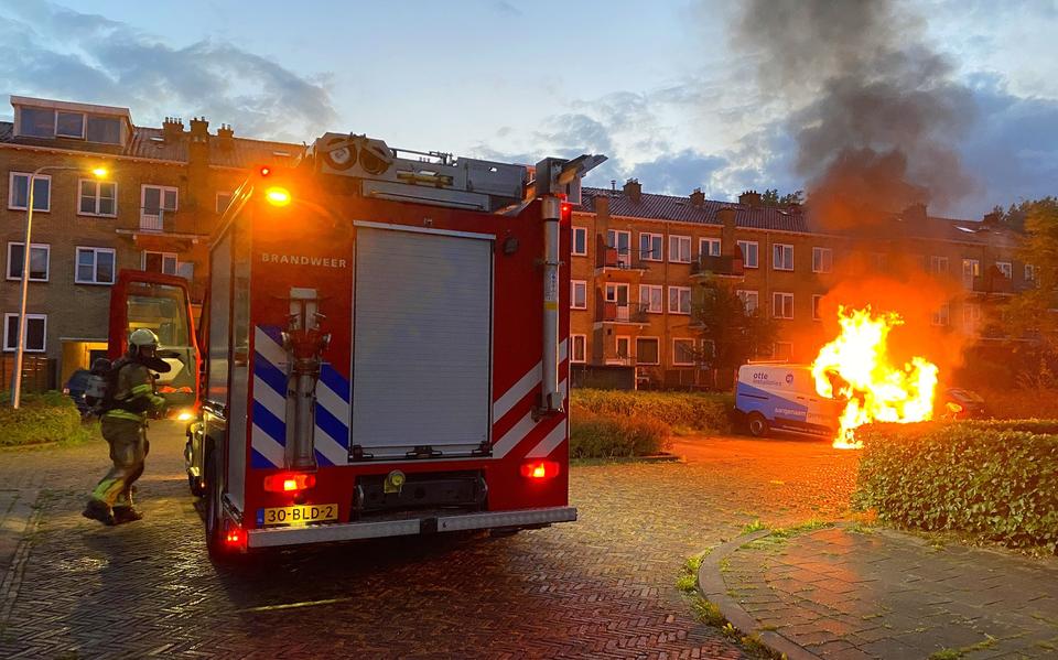 Een auto gaat in vlammen op aan de Sint Maartenstraat in Leeuwarden.