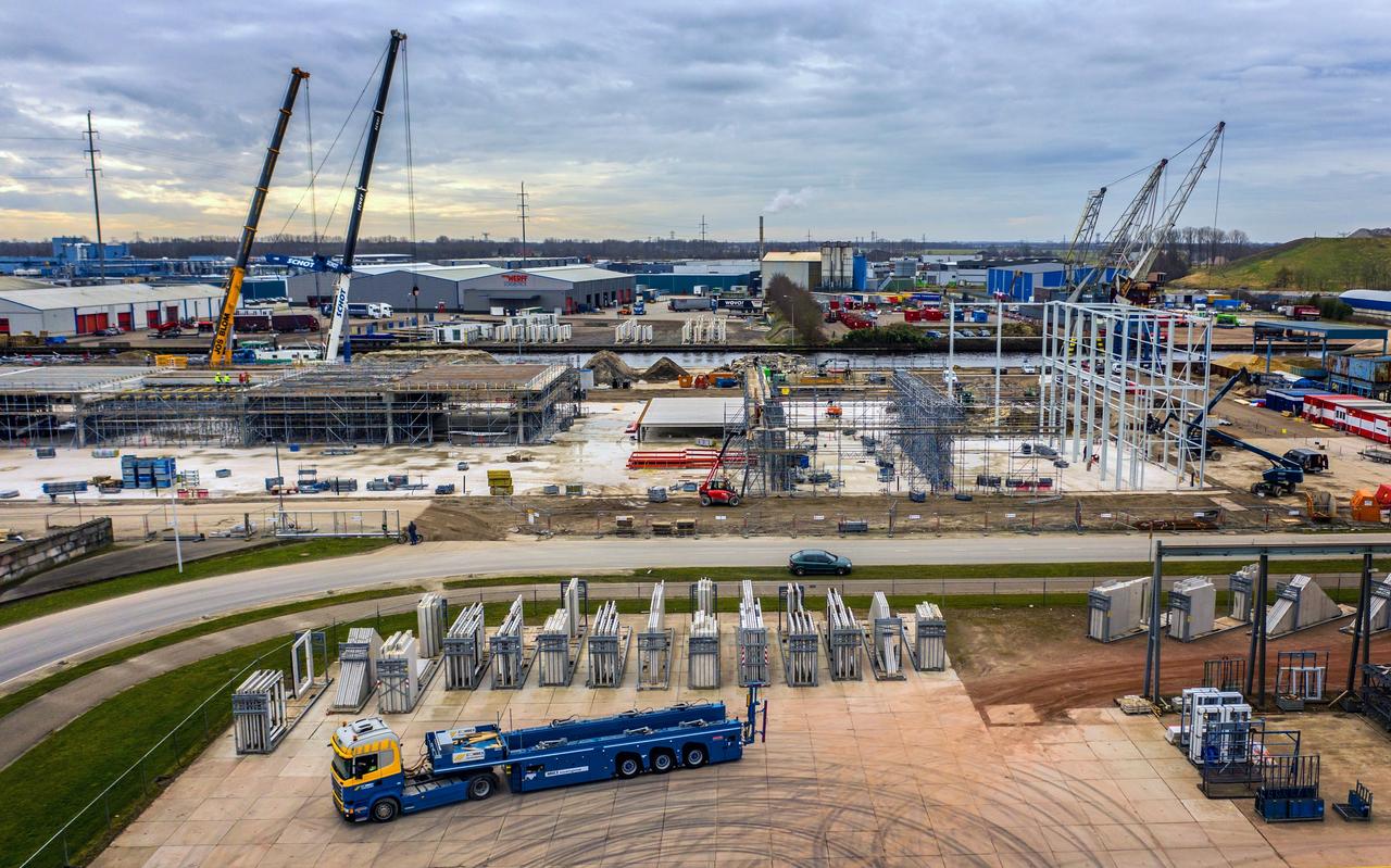 De contouren van de nieuwe huizenfabriek van Van Wijnen in Heerenveen worden zichtbaar. De fabriek van nu nog VDL Bus staat even verderop. De contouren van de nieuwe huizenfabriek van Van Wijnen in Heerenveen worden zichtbaar. De fabriek van nu nog VDL Bus staat even verderop.