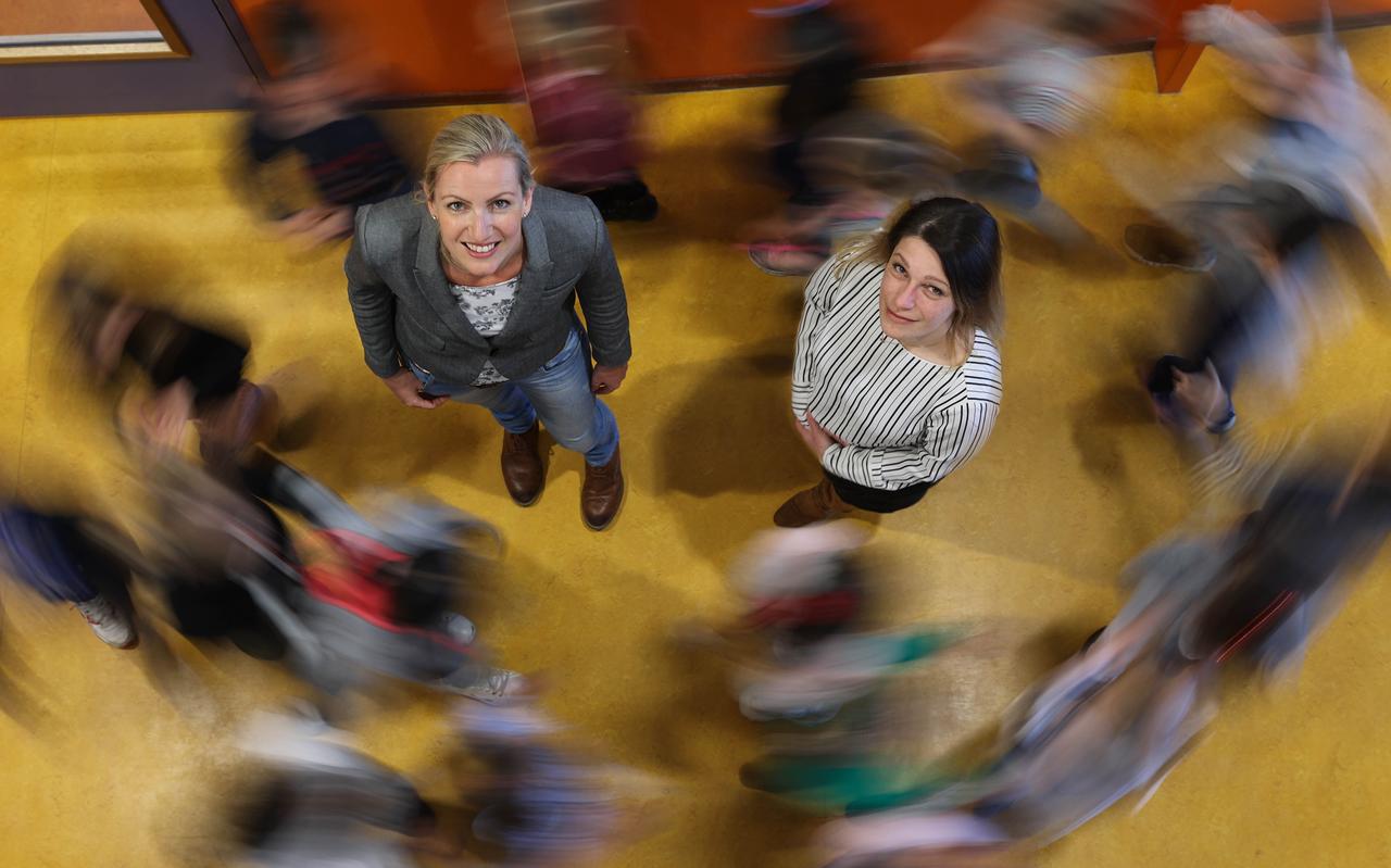 Gerlotte Majoor (l), directeur van de Thomas van Aquinoschool, en Alma Dedic van Kinderwoud tussen de kinderen Gerlotte Majoor (l), directeur van de Thomas van Aquinoschool, en Alma Dedic van Kinderwoud tussen de kinderen