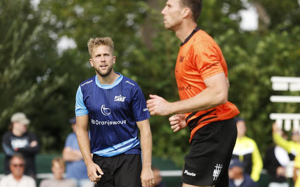 Menno van Zwieten (links) kijkt ogenschijnlijk met een zekere mate van verwondering naar de meest succesvolle opslager van deze eeuw Gert-Anne van der Bos. In werkelijkheid hadden beiden het in de finale in Witmarsum flink met elkaar aan de stok.
